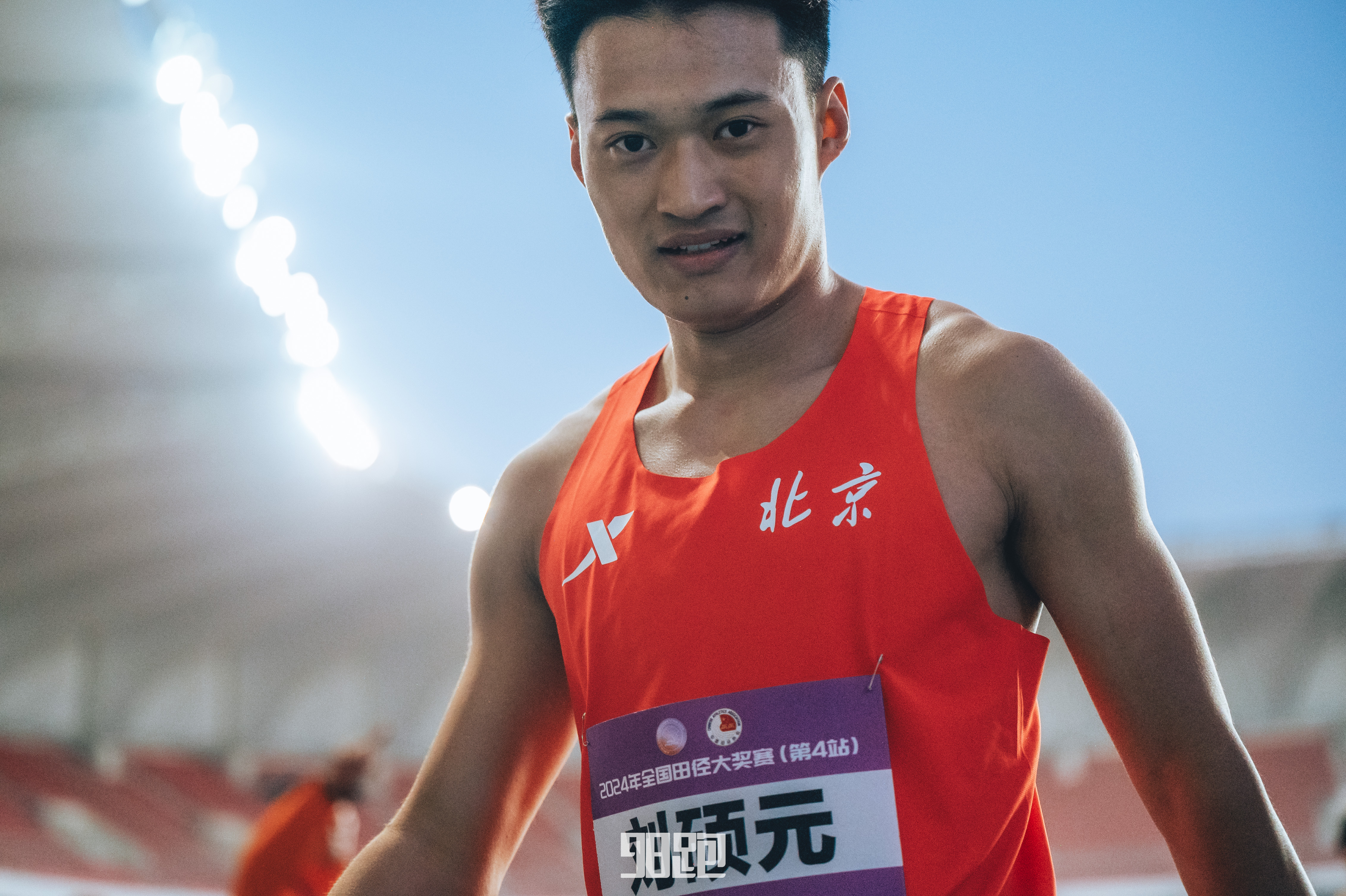 V体育官网-田径决赛瞬息万变，选手拼尽全力