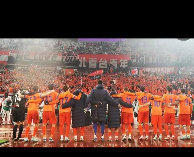 比赛现场气氛紧张刺激,球员们全力以赴拼搏 比赛现场气氛紧张刺激,球员们全力以赴拼搏