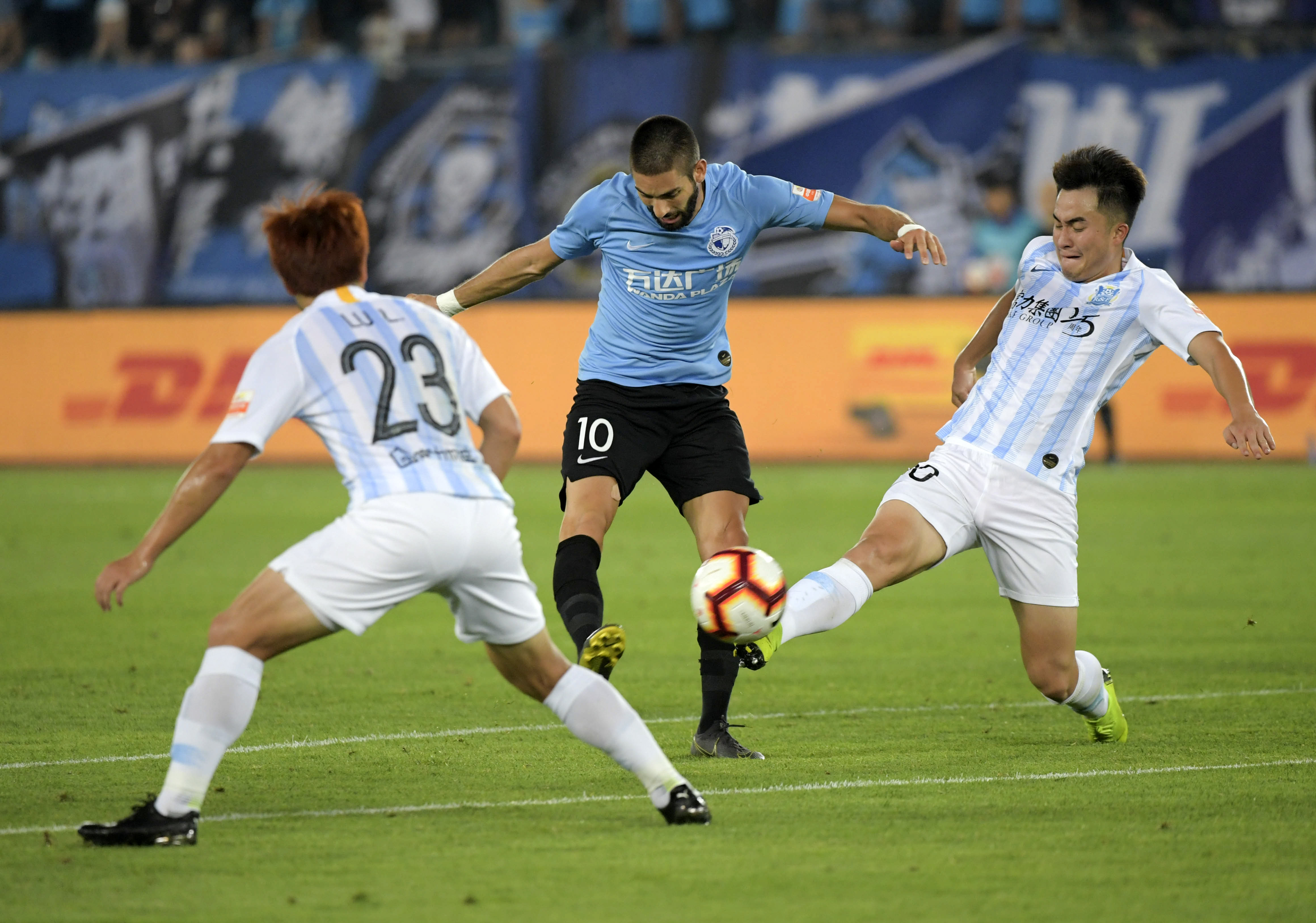 大连一方誓死捍卫主场保持领先 大连一方誓死捍卫主场保持领先