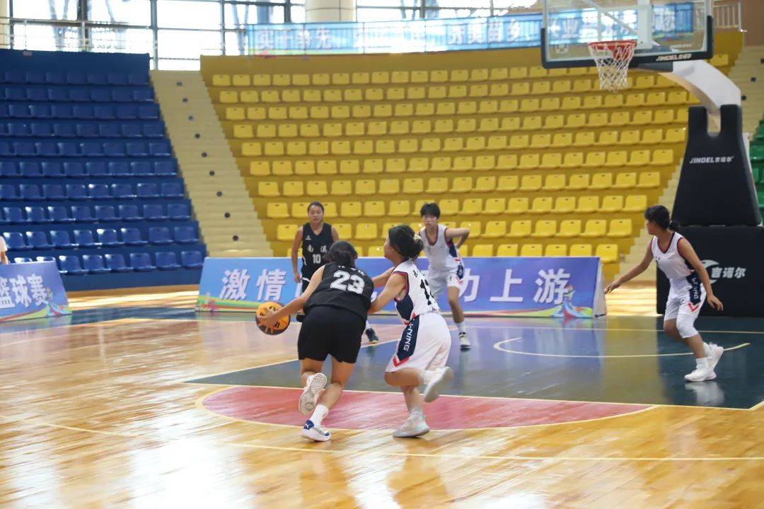 欧洲街头篮球盛行，青少年热情投入比赛