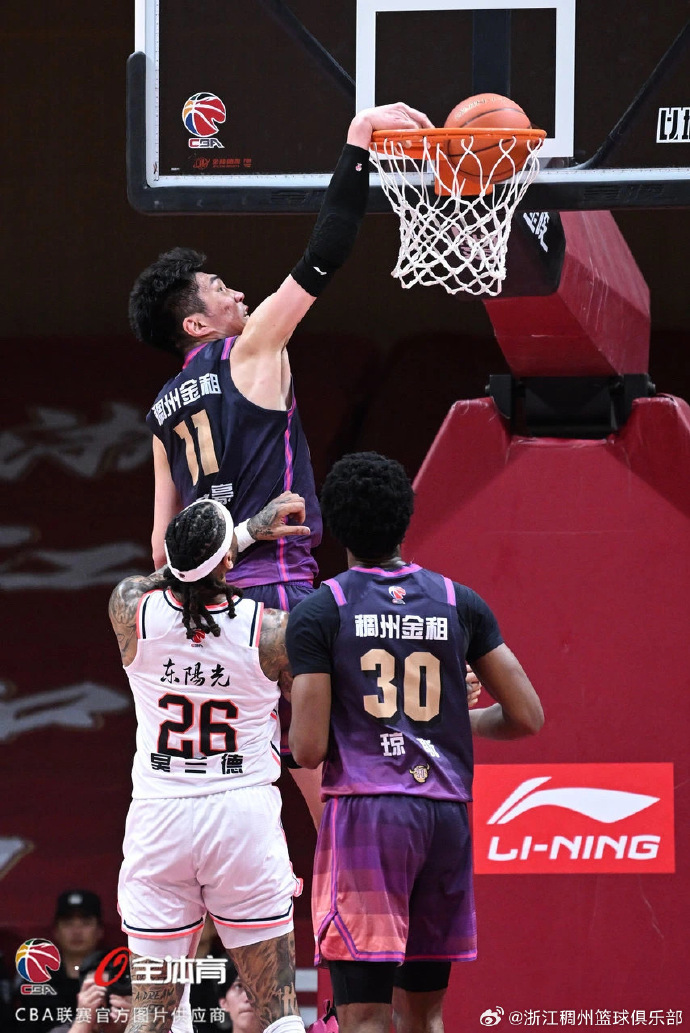 深圳男篮力克浙江队，喜迎胜利